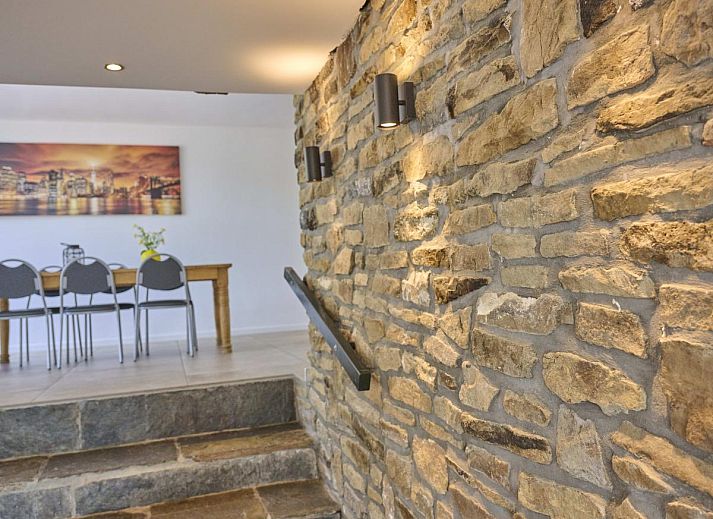 Moderne Kueche im Ferienhaus "La Ferme" in Lierneux, Ardennen, Belgien, mit grossem Esstisch und voll ausgestatteter Kochzeile.