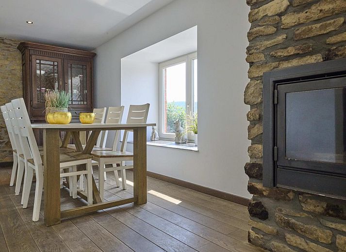Moderne Kueche im Ferienhaus "La Ferme" in Lierneux, Ardennen, Belgien, mit grossem Esstisch und voll ausgestatteter Kochzeile.