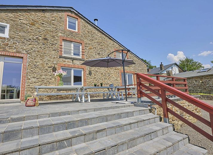 Moderne Kueche im Ferienhaus "La Ferme" in Lierneux, Ardennen, Belgien, mit grossem Esstisch und voll ausgestatteter Kochzeile.