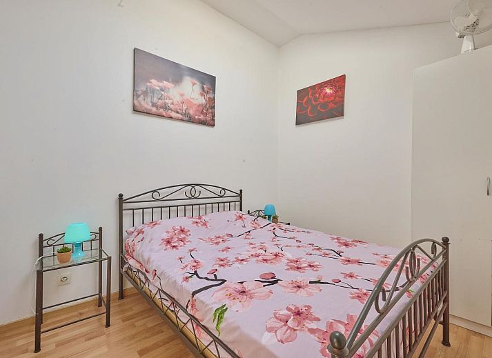 Gemuetliches Schlafzimmer im Ferienhaus "La Ferme" in Lierneux, Ardennen, Belgien. Helles Interieur mit Blick auf die gruene Umgebung.