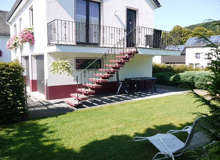 Ferienhaus Huwels - Kessler, vakantiehuis in Schonberg, Ardennen, met kleurrijke bloemen aan de gevel.