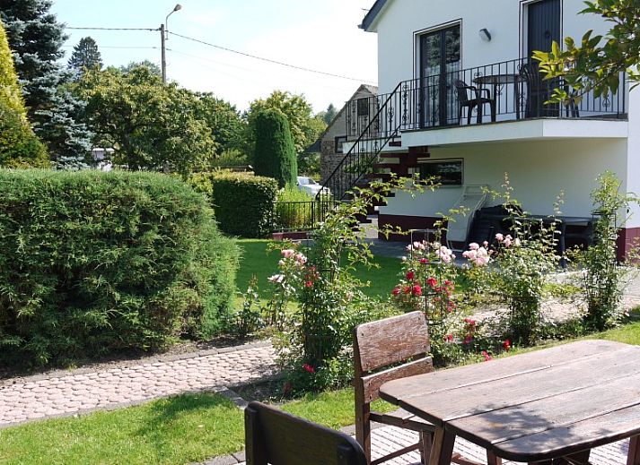 Ferienhaus Huwels - Kessler, vakantiehuis in Schonberg, Ardennen, met kleurrijke bloemen aan de gevel.