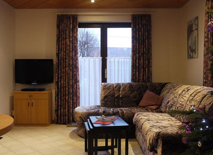 Ferienhaus Huwels - Kessler in Schonberg, Ardennen, vakantiehuis met charmante bloemen en bord.
