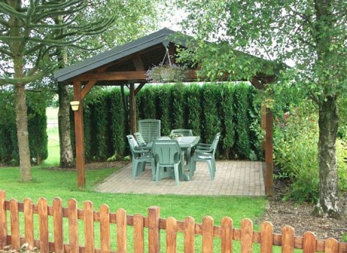 Vooraanzicht van vakantiehuis Zur Krombisch in Elsenborn, Ardennen, met charmante tuin en toegangstrap.