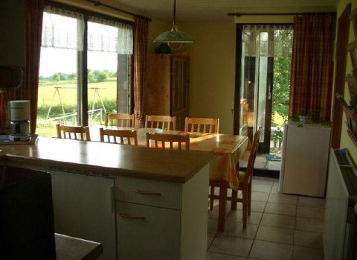 Vooraanzicht van vakantiehuis Zur Krombisch in Elsenborn, Ardennen, met charmante tuin en toegangstrap.