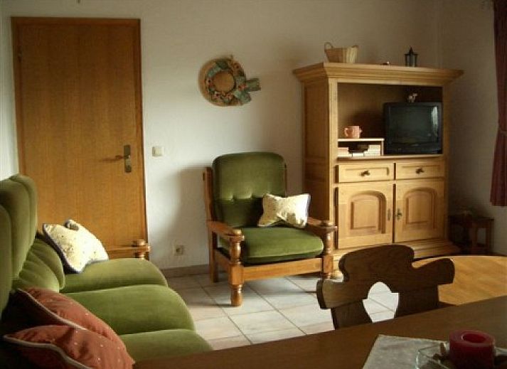 Overdekt terras bij Zur Krombisch in Elsenborn, Ardennen, ideaal voor ontspannen buitenmaaltijden.
