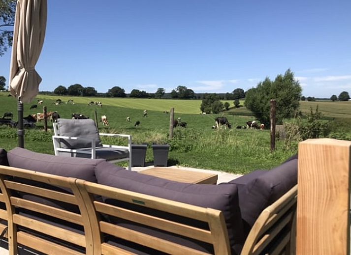 Geniessen Sie den Panoramablick auf gruene Felder von der Terrasse des Ferienhauses in Plombieres in den Ardennen, Belgien.