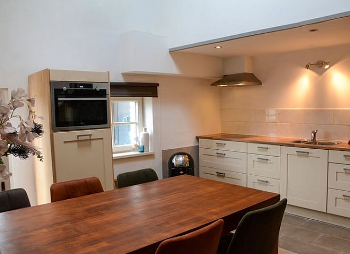 Geniessen Sie den Panoramablick auf gruene Felder von der Terrasse des Ferienhauses in Plombieres in den Ardennen, Belgien.