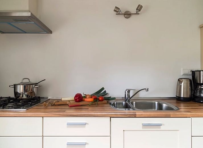 Geniessen Sie den Panoramablick auf gruene Felder von der Terrasse des Ferienhauses in Plombieres in den Ardennen, Belgien.