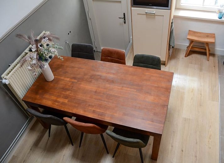 Gemuetliche Kueche im Ferienhaus in Plombieres, Ardennen, Belgien mit moderner Einrichtung und grossem Esstisch.