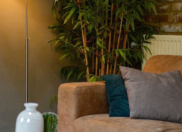 Gemuetliche Kueche im Ferienhaus in Plombieres, Ardennen, Belgien mit moderner Einrichtung und grossem Esstisch.