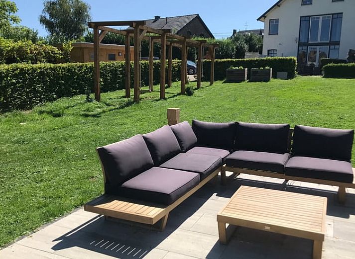Geniessen Sie das Kochen in der modernen Kueche des Ferienhauses in Plombieres, das in den schoenen Ardennen, Luettich, Belgien liegt.