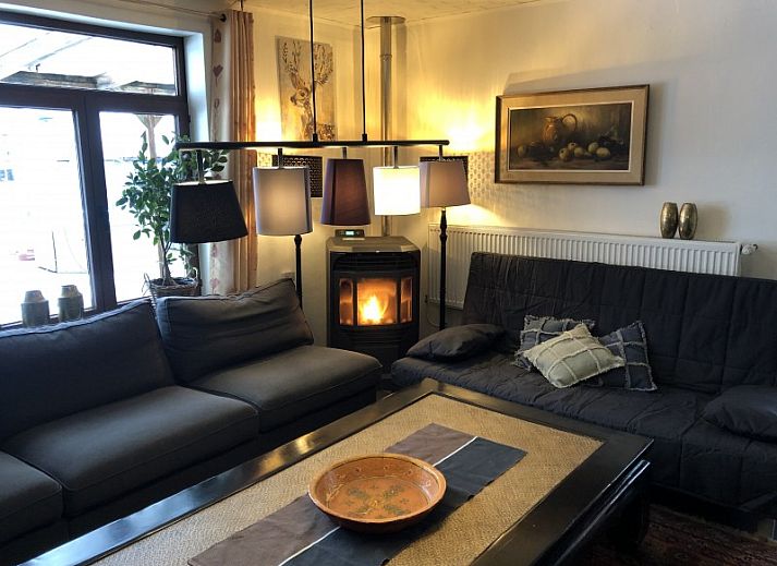 Gezellige tuin van De Eifelhoeve vakantiehuis in Herresbach, Ardennen, Belgie met kleurrijke bloemen en rustieke sfeer.