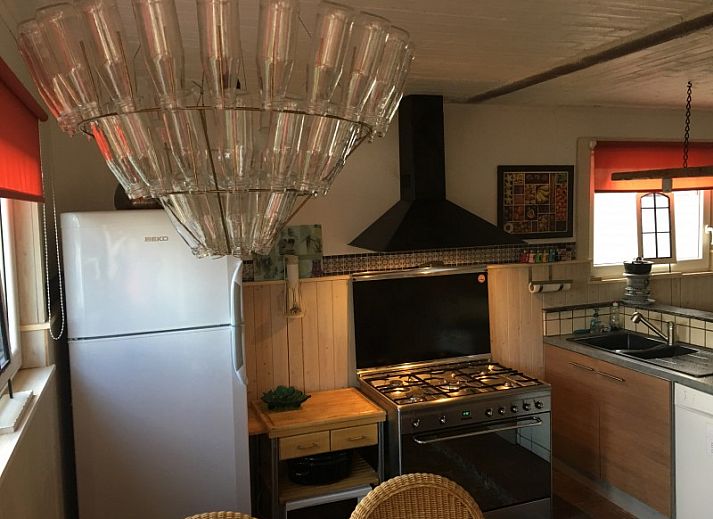 Gezellige tuin van De Eifelhoeve vakantiehuis in Herresbach, Ardennen, Belgie met kleurrijke bloemen en rustieke sfeer.