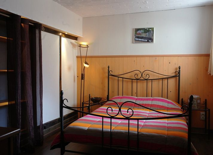 De Eifelhoeve vakantiehuis in Herresbach, Ardennen, met kleurrijke tuin en bloemenpracht, ideaal voor natuurliefhebbers.