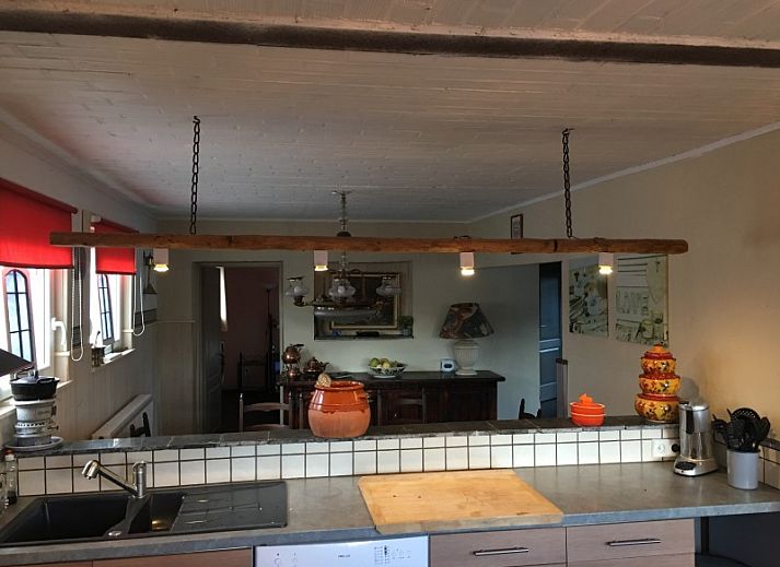 De Eifelhoeve vakantiehuis in Herresbach, Ardennen, met kleurrijke tuin en bloemenpracht, ideaal voor natuurliefhebbers.