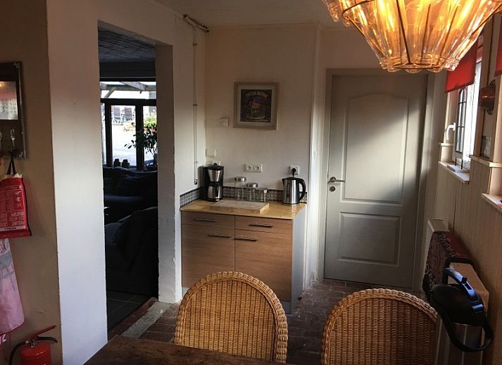 De Eifelhoeve vakantiehuis in Herresbach, Ardennen, met kleurrijke tuin en bloemenpracht, ideaal voor natuurliefhebbers.