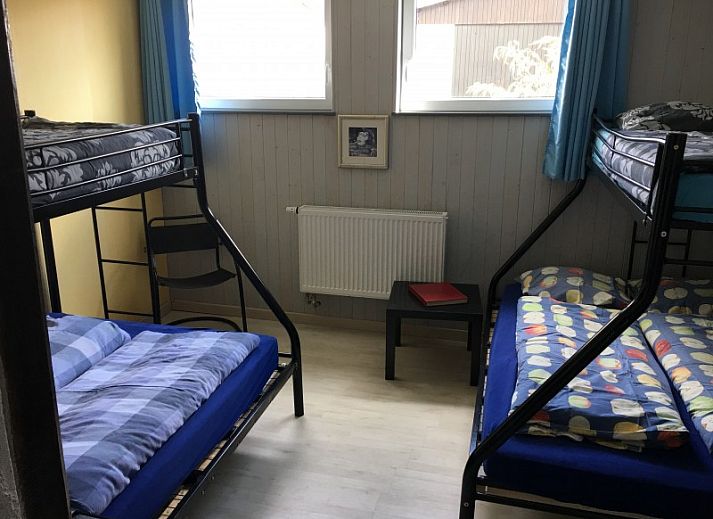 De Eifelhoeve vakantiehuis in Herresbach, Ardennen, met kleurrijke tuin en bloemenpracht, ideaal voor natuurliefhebbers.