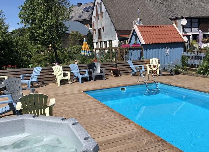 Gezellige veranda bij De Eifelhoeve vakantiehuis in Herresbach, Ardennen, Belgie, met sfeervolle zitplek en uitzicht op de binnenplaats.