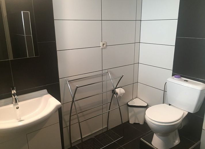 Gezellige veranda bij De Eifelhoeve vakantiehuis in Herresbach, Ardennen, Belgie, met sfeervolle zitplek en uitzicht op de binnenplaats.