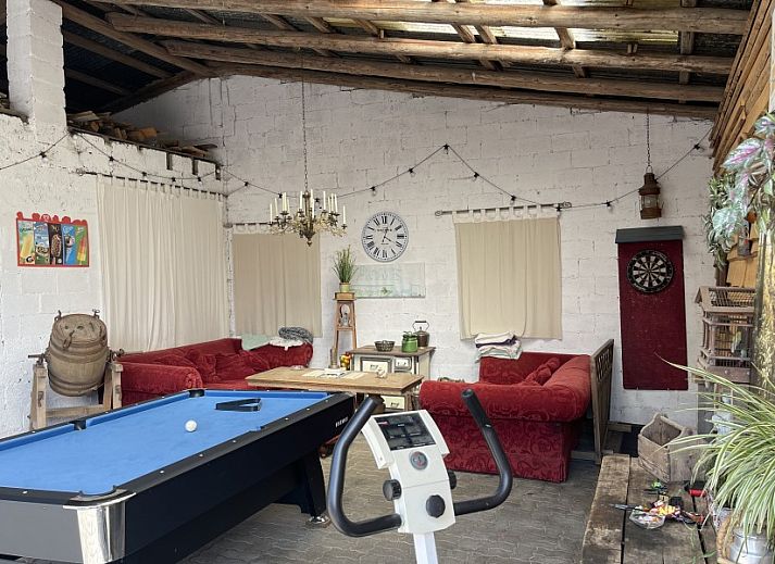 Gezellige veranda bij De Eifelhoeve vakantiehuis in Herresbach, Ardennen, Belgie, met sfeervolle zitplek en uitzicht op de binnenplaats.