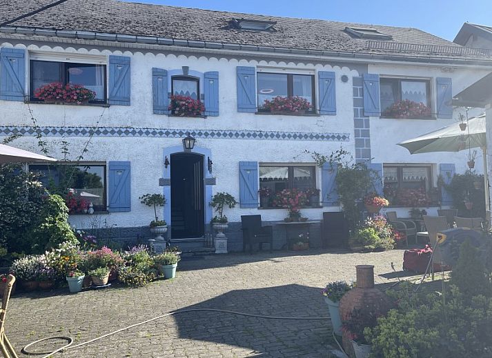 Gezellige woonkamer van vakantiehuis De Eifelhoeve in Herresbach, Ardennen, Belgie, met comfortabele zitruimte en stijlvolle inrichting.