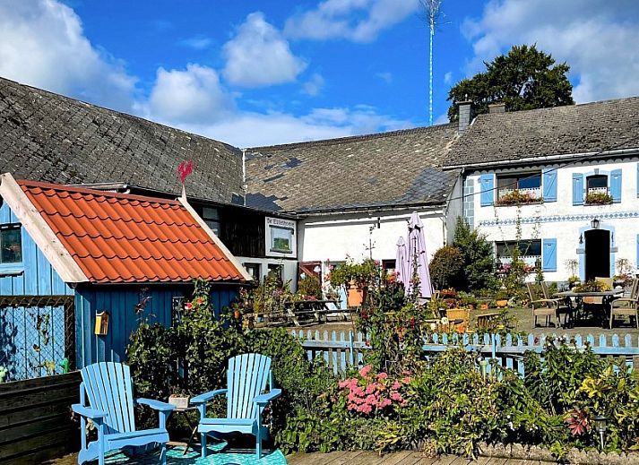 Gezellige woonkamer van vakantiehuis De Eifelhoeve in Herresbach, Ardennen, Belgie, met comfortabele zitruimte en stijlvolle inrichting.