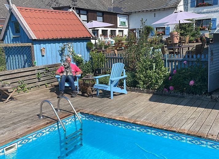 Gezellige woonkamer van vakantiehuis De Eifelhoeve in Herresbach, Ardennen, Belgie, met comfortabele zitruimte en stijlvolle inrichting.