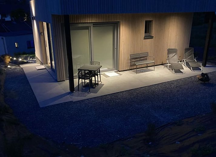 Moderne Beleuchtung des Ferienhauses in Spa, Ardennen, Belgien, mit attraktiver Terrasse und Abendblick.