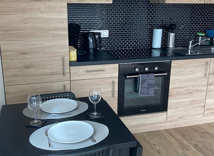 Moderne Beleuchtung des Ferienhauses in Spa, Ardennen, Belgien, mit attraktiver Terrasse und Abendblick.