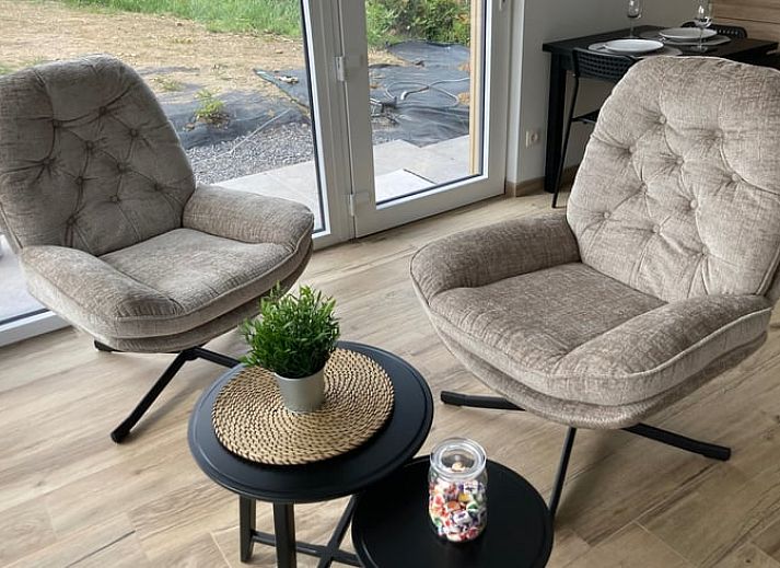 Moderne Beleuchtung des Ferienhauses in Spa, Ardennen, Belgien, mit attraktiver Terrasse und Abendblick.