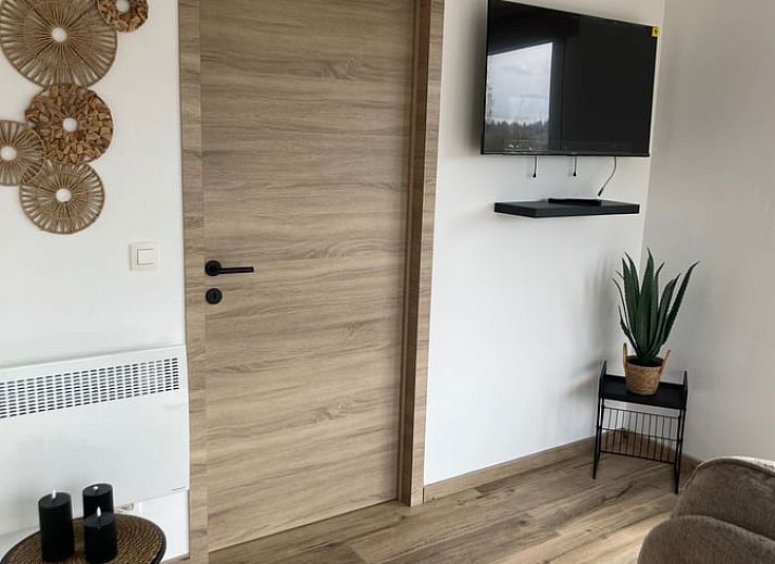 Gemuetliche Terrasse des Ferienhauses in Spa, Ardennen, Belgien, mit Sitzgelegenheiten fuer entspannte Abende.