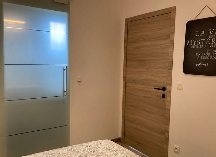 Gemuetliche Terrasse des Ferienhauses in Spa, Ardennen, Belgien, mit Sitzgelegenheiten fuer entspannte Abende.