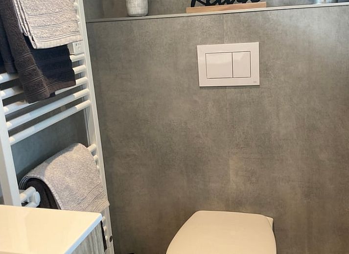 Gemuetliche Terrasse des Ferienhauses in Spa, Ardennen, Belgien, mit Sitzgelegenheiten fuer entspannte Abende.