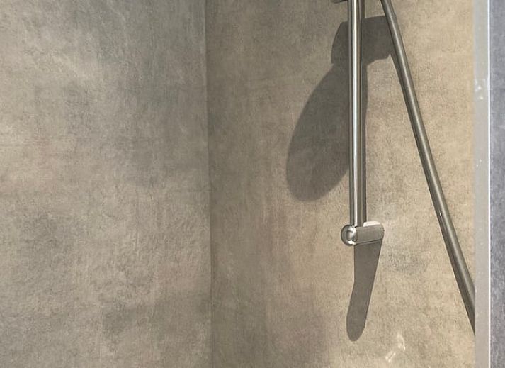 Geraeumiges Ferienhaus im Freien in Spa, Ardennen, Belgien, mit bequemen Liegestuehlen und Blick auf die Natur.