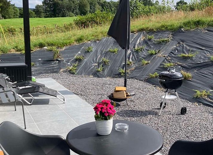 Stilvolle Kueche im Ferienhaus in Spa, Ardennen, Belgien, mit modernen Geraeten und Essbereich.