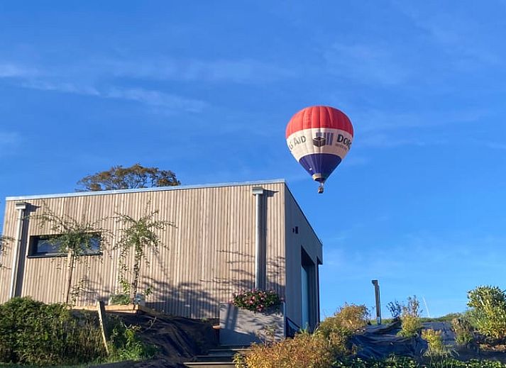 Stilvolle Kueche im Ferienhaus in Spa, Ardennen, Belgien, mit modernen Geraeten und Essbereich.
