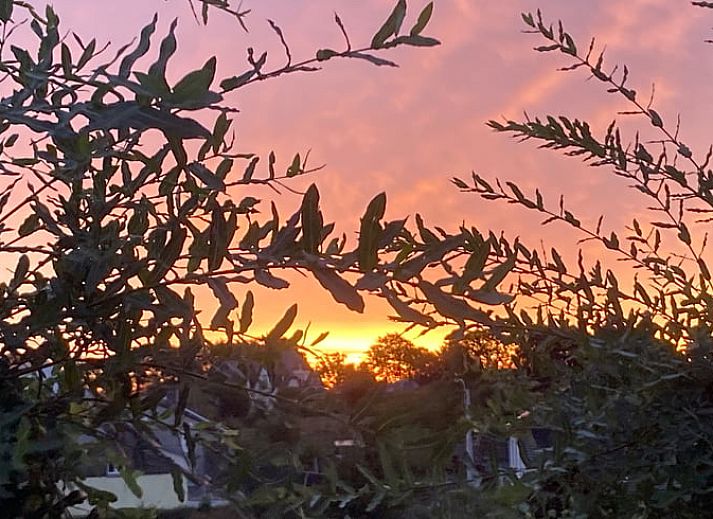 Stilvolle Kueche im Ferienhaus in Spa, Ardennen, Belgien, mit modernen Geraeten und Essbereich.