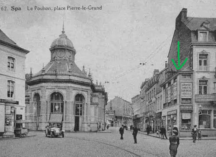 Le Cent Quarante vakantiehuis in Spa, Ardennen, Belgie met karakteristieke gevel en stedelijke omgeving.