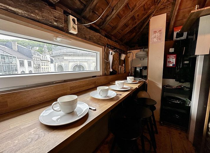 Gezellige slaapkamer in Le Cent Quarante vakantiehuis, Spa, Ardennen. Authentieke stenen muren en houten plafond creeren een rustieke sfeer.