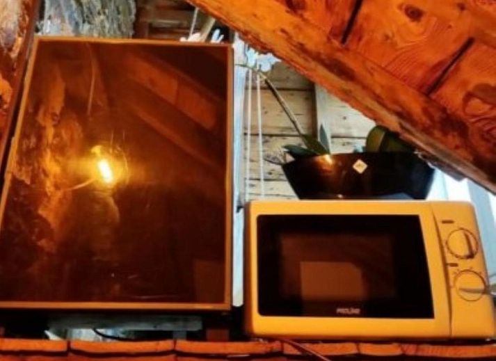 Gezellige slaapkamer in Le Cent Quarante vakantiehuis, Spa, Ardennen. Authentieke stenen muren en houten plafond creeren een rustieke sfeer.