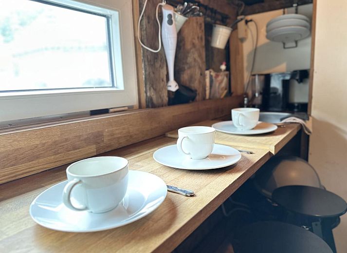 Gezellige slaapkamer in Le Cent Quarante vakantiehuis, Spa, Ardennen. Authentieke stenen muren en houten plafond creeren een rustieke sfeer.