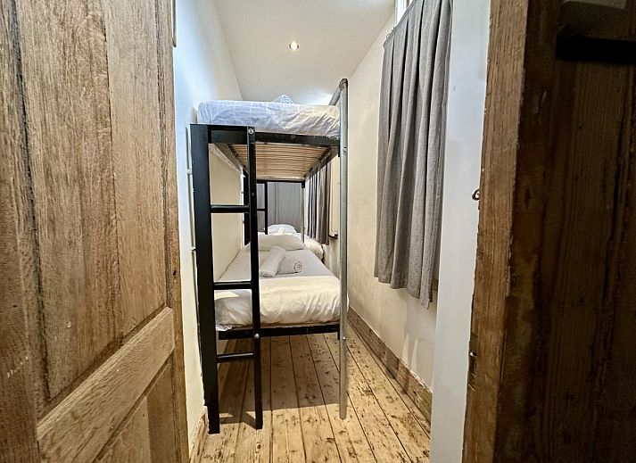 Geniet van luxe ontspanning in het vakantiehuis Le Cent Quarante, Spa, Ardennen, met een bubbelbad en rustieke houten afwerking.