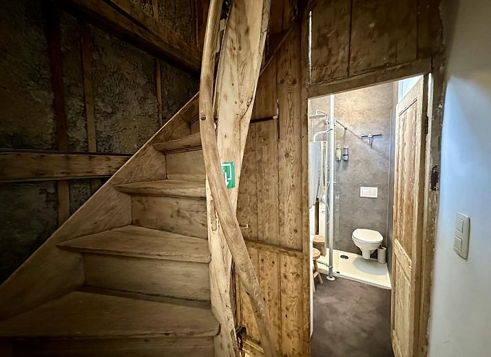 Geniet van luxe ontspanning in het vakantiehuis Le Cent Quarante, Spa, Ardennen, met een bubbelbad en rustieke houten afwerking.