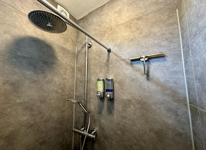 Geniet van luxe ontspanning in het vakantiehuis Le Cent Quarante, Spa, Ardennen, met een bubbelbad en rustieke houten afwerking.