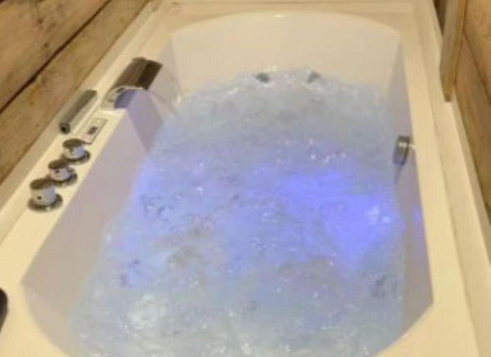 Houten trap in vakantiehuis Le Cent Quarante, Spa, Ardennen. Sfeervolle binnenruimte met unieke decoratie en tegelvloer.