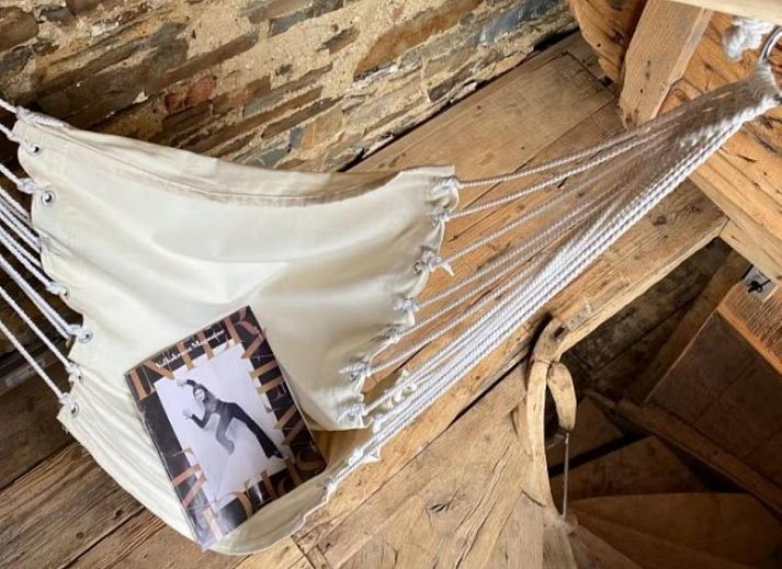 Authentieke houten trap in vakantiehuis Le Cent Quarante in Spa, Ardennen, Belgie, met rustieke charme en historische details.