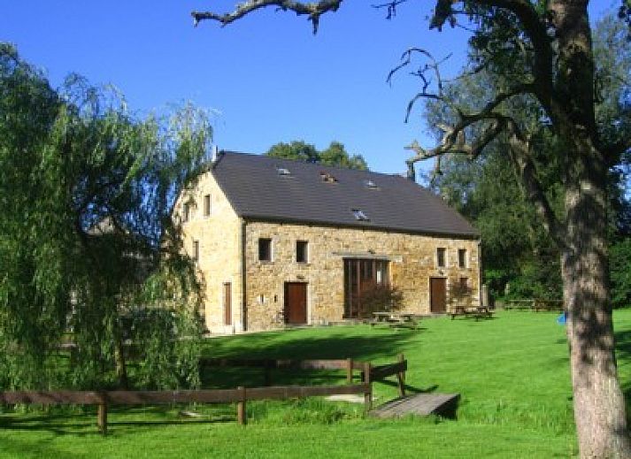 Gites d'Ogne vakantiehuis in Sprimont-Ogne, Ardennen, Belgie met prachtige stenen gevel en weelderige groene omgeving.