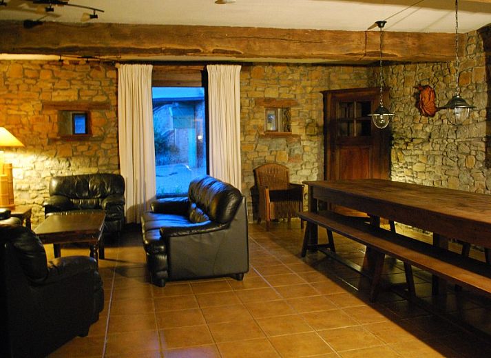 Speelplaats met schommel bij Gites d'Ogne vakantiehuis in Sprimont-Ogne, Ardennen, omgeven door natuur en bomen.