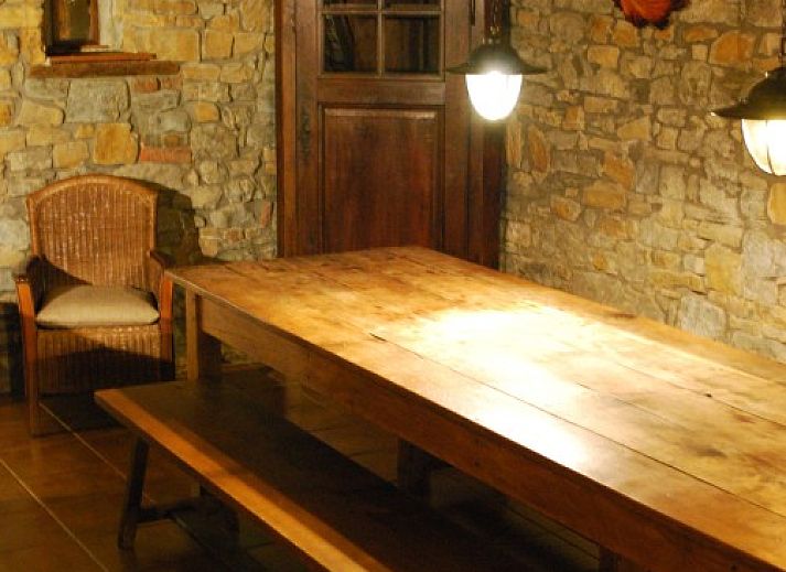 Speelplaats met schommel bij Gites d'Ogne vakantiehuis in Sprimont-Ogne, Ardennen, omgeven door natuur en bomen.